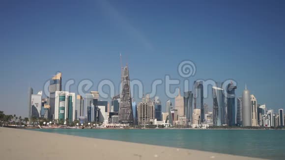 从卡塔尔多哈海滩俯瞰市中心和摩天大楼视频的预览图