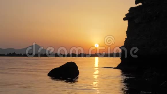 背景上带有日落的海景海和傍晚的天空旅行概念去欧洲旅行希腊希腊岛大自然视频的预览图
