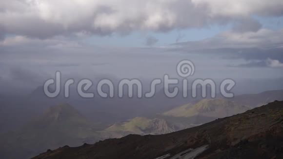 山顶和云在笑语徒步旅行小径靠近索尔斯莫克视频的预览图