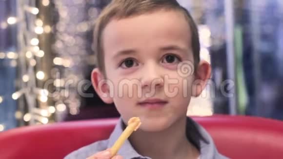 咖啡馆里的男孩用餐巾擦手视频的预览图