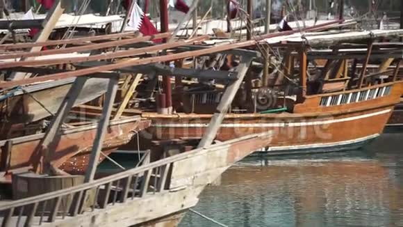 传统渔船在长泊处停靠有平静的蓝水视频的预览图