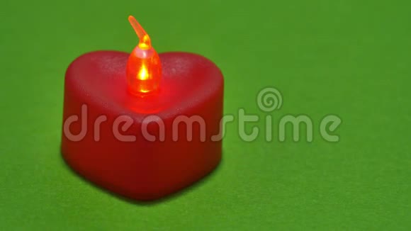 红色心形LED灯在绿色背景上左侧发光视频的预览图