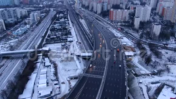 无人驾驶飞机在莫斯科市中心繁忙的高速公路上的空中飞行视频的预览图