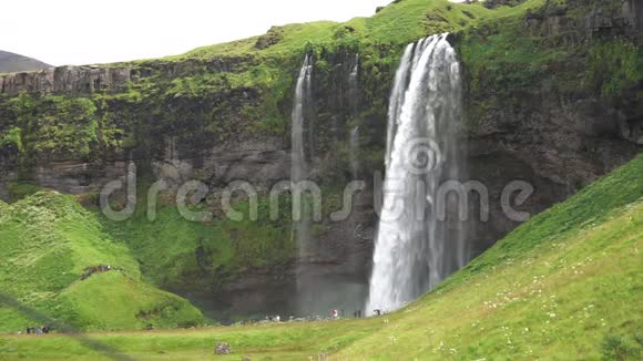 美丽的瀑布Seljalandsfoss在夏季缓慢运动冰岛视频的预览图