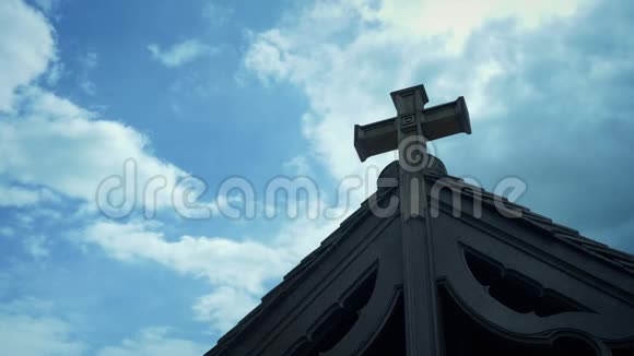 传统教堂建筑细节与梦幻的天空视频的预览图