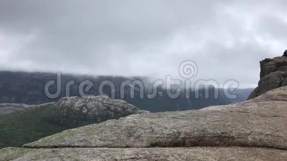挪威山区夏季的山景视频的预览图