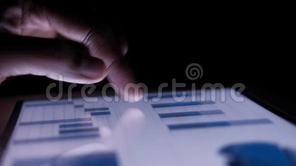 数码平板电脑夜间人手分析图特写视频的预览图