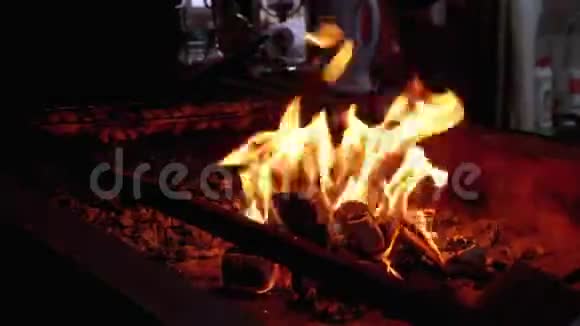 烧烤是由餐厅烧烤炉上的火煮的考尔斯的红色火焰视频的预览图