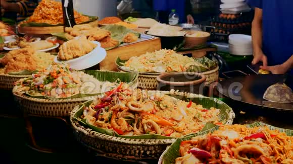 泰国夜市海鲜炒饭蔬菜美食视频的预览图