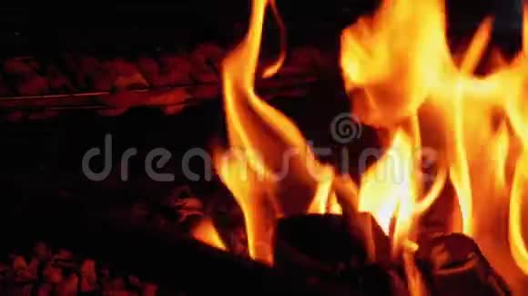 烧烤是由餐厅烧烤炉上的火煮的考尔斯的红色火焰视频的预览图