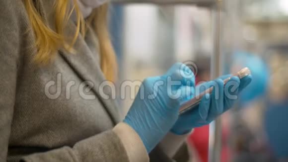 戴手套的女性在智能手机上打字视频的预览图