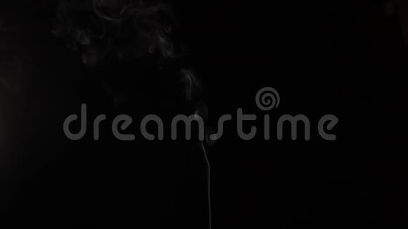 一股烟从黑色背景的香烟中流出视频的预览图