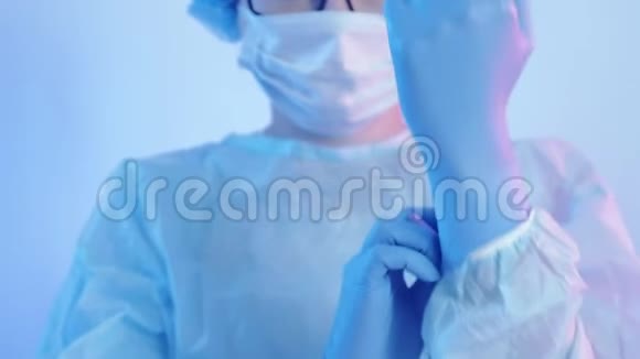 流感治疗女医生口罩防护手套视频的预览图