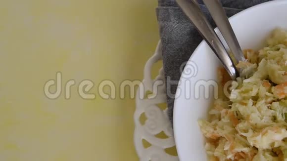 新鲜卷心菜韭菜和胡萝卜沙拉多种维生素食品视频的预览图