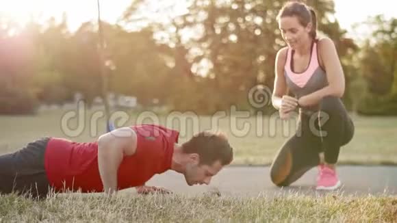 女人激励他的男朋友锻炼视频的预览图