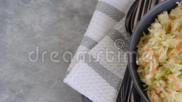 新鲜卷心菜韭菜和胡萝卜沙拉多种维生素食品视频的预览图