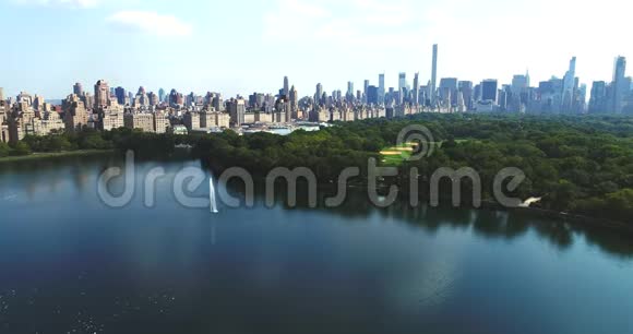 上西面曼哈顿城市景观与杰奎琳肯尼迪奥纳西斯水库视频的预览图