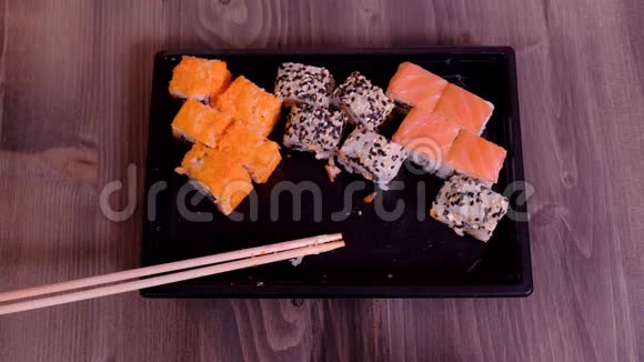 用筷子吃寿司手拿筷子吃寿司视频的预览图
