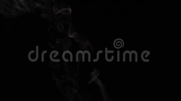 烟雾在黑色背景上蔓延视频的预览图