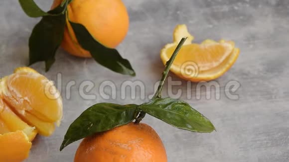 灰色背景下的成熟橙子维他命热带食物视频的预览图