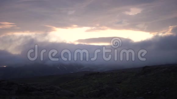 迷人的日落和冰岛惊人的云层视频的预览图