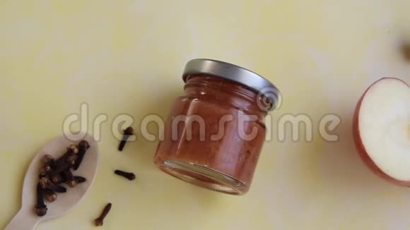自制果酱与红苹果丁香和肉桂视频的预览图
