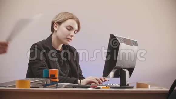 办公室一个女人在电脑上打字一个男人来了他们在说话视频的预览图