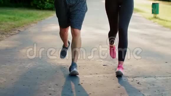 倾斜向上看慢跑的年轻夫妇视频的预览图