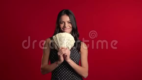 满意高兴兴奋拉丁女孩展示钱USdollars钞票上的红色视频的预览图