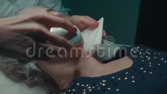 美容师清洁女性面部超声波清洁设备视频的预览图