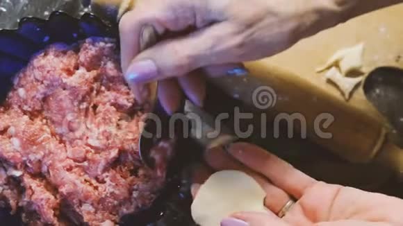 自制肉汤圆包饺子在厨房做饭准备自制的饺子视频的预览图