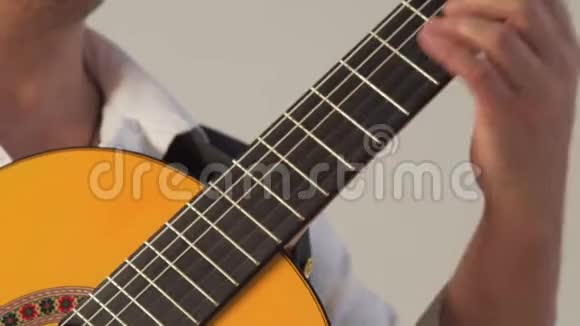 穿白衬衫的人弹古典吉他视频的预览图