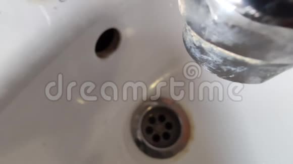 浴室里滴着水水龙头水滴视频的预览图