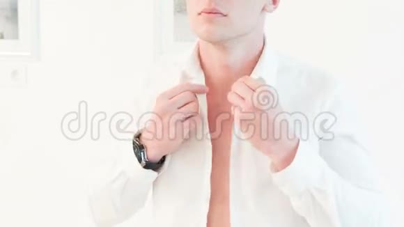 微笑的男人扣上脖子白色衬衫视频的预览图