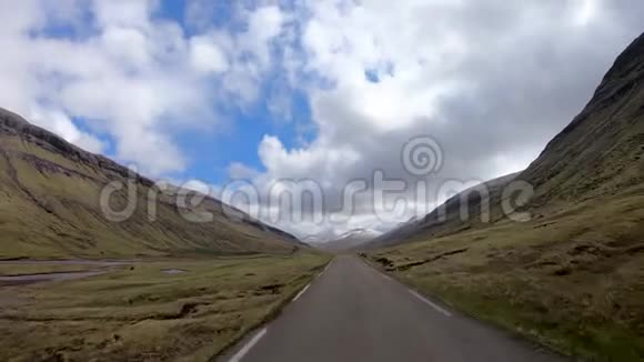 在法罗群岛多云的戏剧景观中用前置摄像头拍摄汽车骑行视频视频的预览图