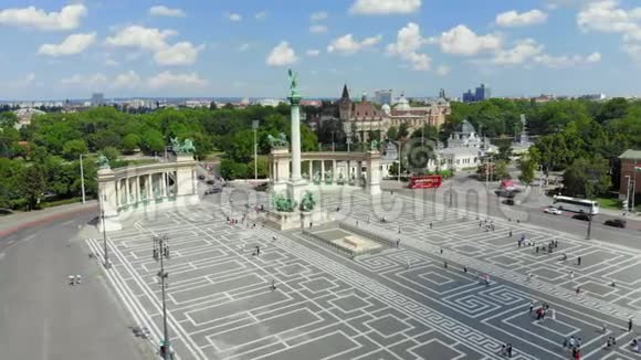 布达佩斯夏季英雄广场鸟瞰图视频的预览图