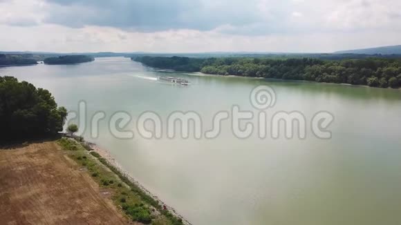 布达佩斯和维舍格勒之间的多瑙河旅游船视频的预览图
