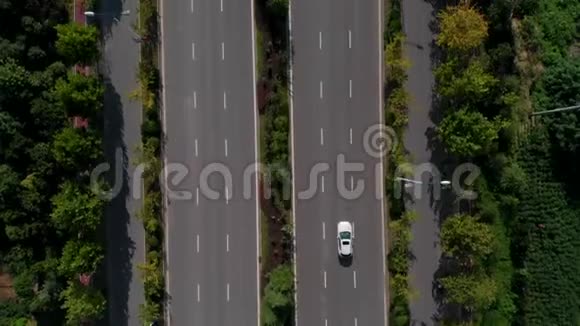 中国小城市交通小的道路的鸟瞰图视频的预览图