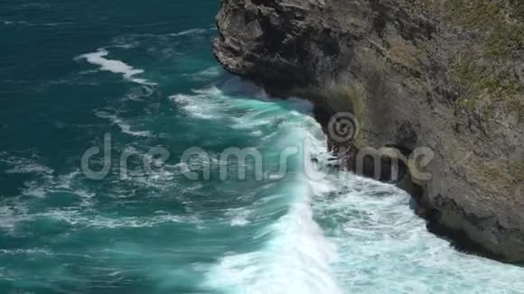 海浪拍打着火山岩石岸视频的预览图