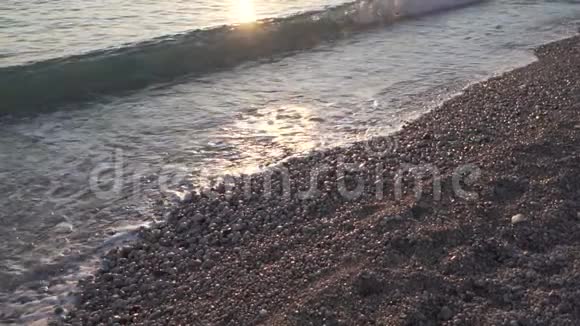 在日落日出时海浪在缓慢的运动中冲上岸美丽柔和的阳光视频的预览图