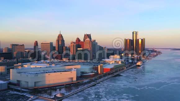 底特律河日落时有市区的鸟瞰视频的预览图