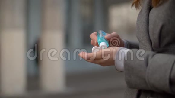 女人在户外应用消毒剂视频的预览图