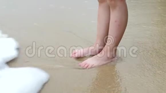 儿童海沙海岸的儿童腿视频的预览图