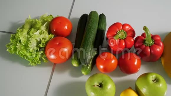 厨房桌上摆着新鲜多彩的蔬菜和水果视频的预览图
