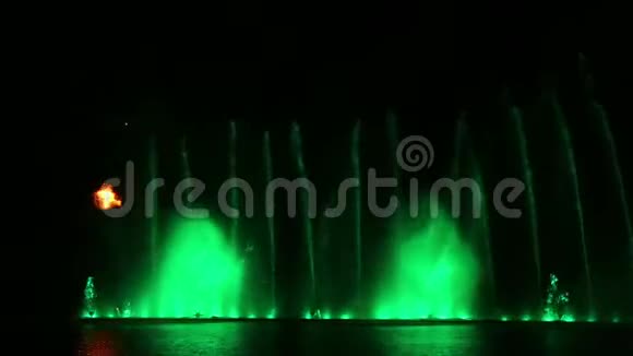 以夜空为背景的喷泉水秀多种颜色的喷射和组合反映在视频的预览图