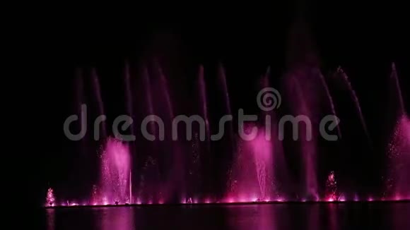 夜空背景下喷泉中成群的五彩组合视频的预览图