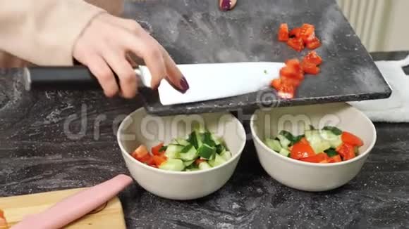 女人的手把切好的蔬菜放在盘子里准备食物视频的预览图