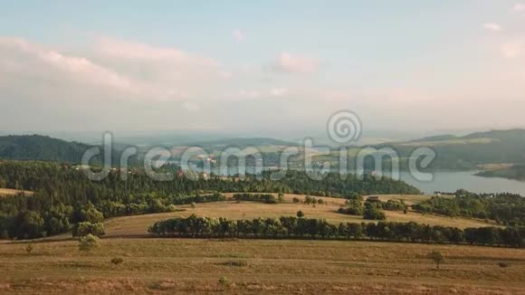 湖泊全景杜纳杰河水库和贝斯基兹山视频的预览图