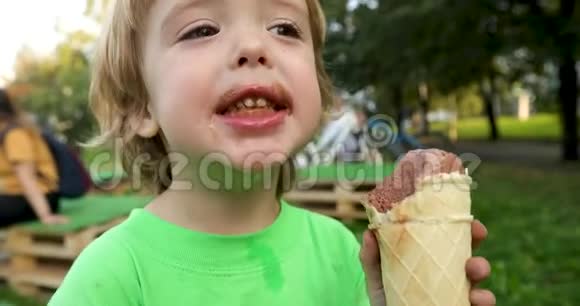 快乐的男孩用脏手享受巧克力冰淇淋视频的预览图