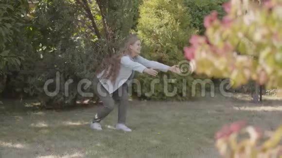 穿着红色夹克的小白种人女孩在公园里向她美丽的微笑的母亲跑去一个长着金色卷发的女人视频的预览图